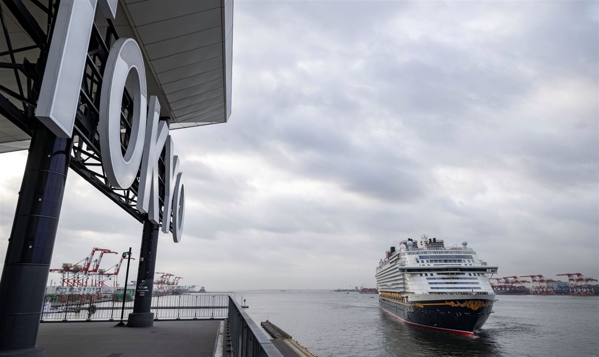 Depois de chegar a Tóquio, navio entra na reta final para sua inauguração