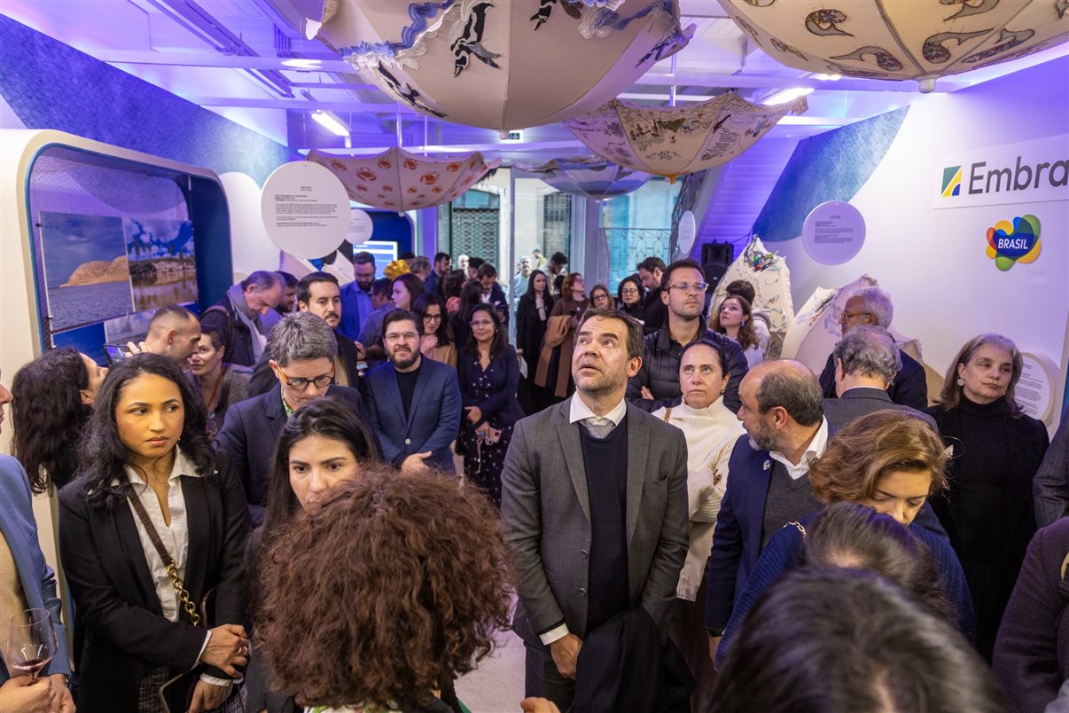 Visitantes lotam a Galeria Visit Brasil