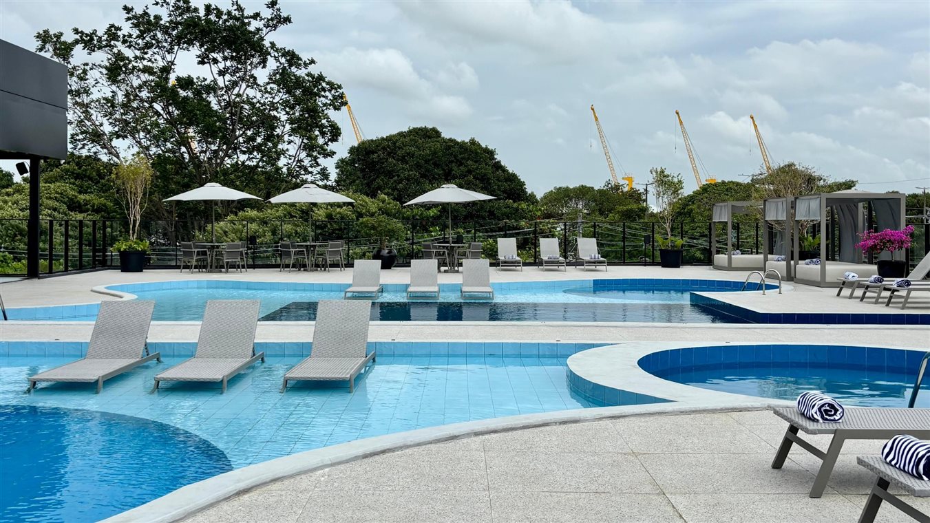 A &aacute;rea das piscinas do Tivoli, novo hotel de Bel&eacute;m