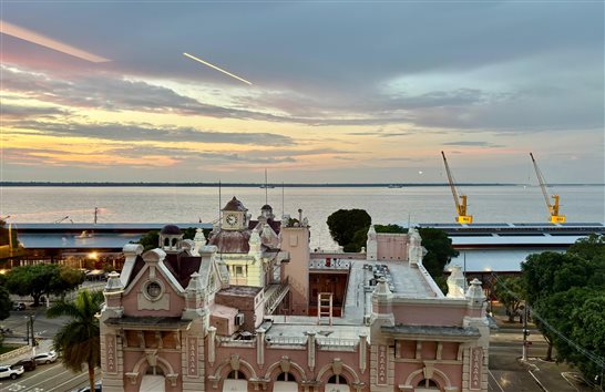 Entardecer na Ba&iacute;a de Guajar&aacute; visto de uma acomoda&ccedil;&atilde;o no s&eacute;timo andar