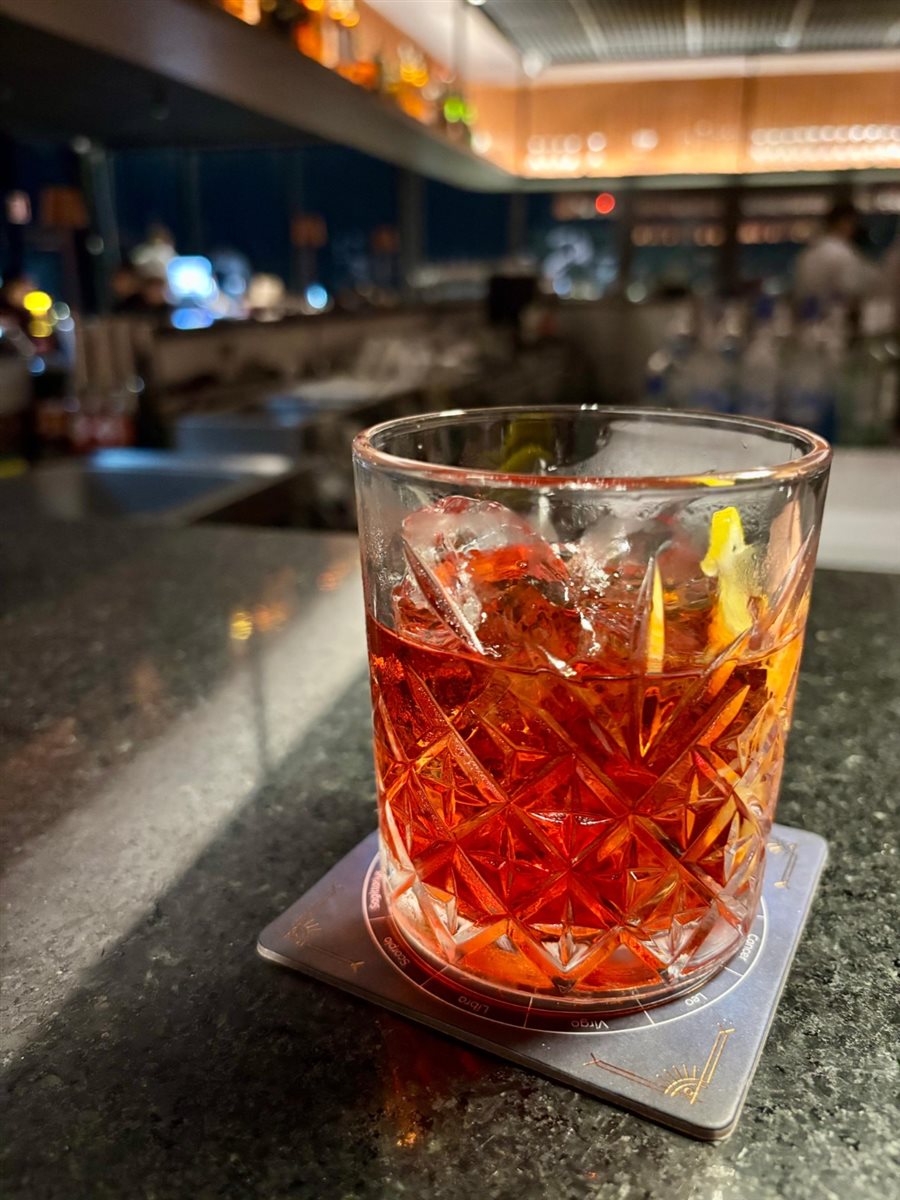 Negroni no balc&atilde;o do bar do Seen