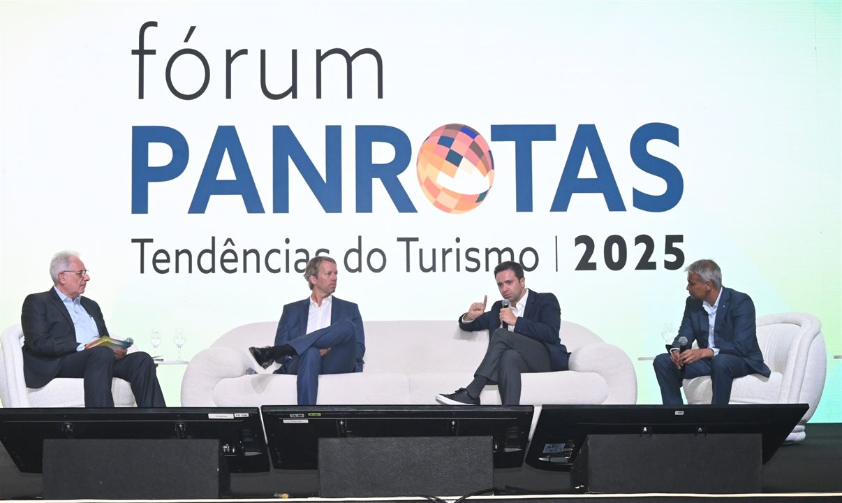 William Waack com Jerome Cadier (Latam Brasil), Celso Ferrer (Gol) e Abhi Shah (Azul) no Fórum PANROTAS 2025