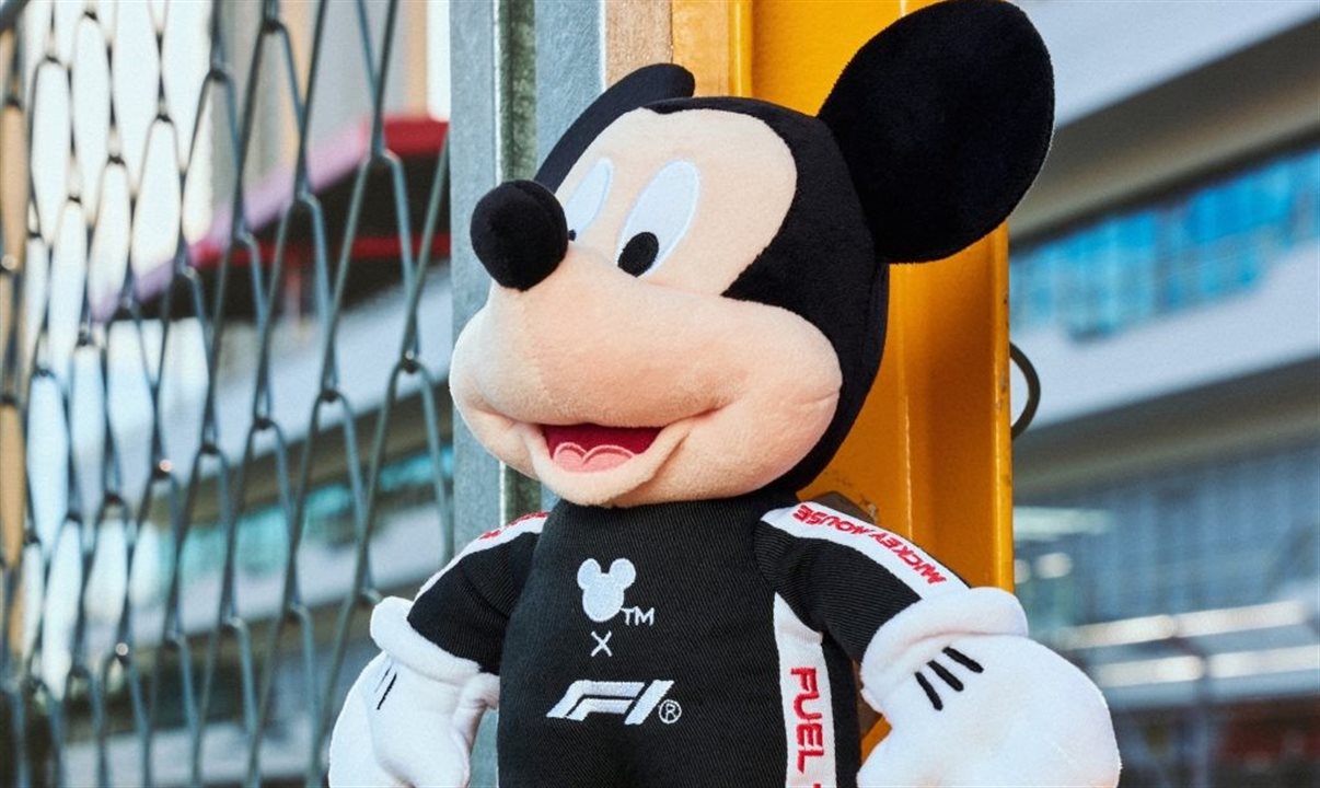 Mickey Mouse de pelúcia nos trajes da Fórmula 1
