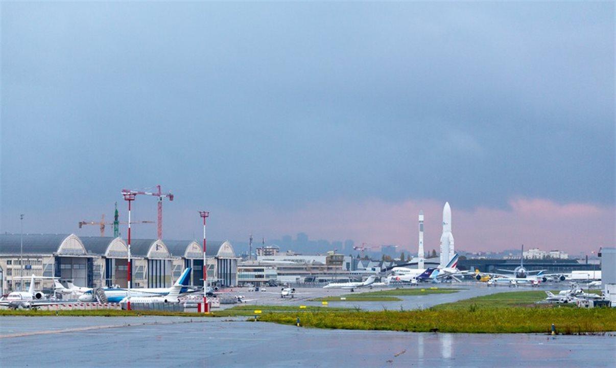 A Aéroports de Paris, responsável pelos aeroportos Paris Orly e Charles-de-Gaulle (foto), defende que a ampliação do sistema seja adiada para depois do período de maior movimento nas viagens de verão