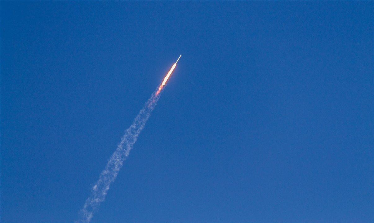 Companhias aéreas suspenderam voos e governos reforçaram alertas de segurança