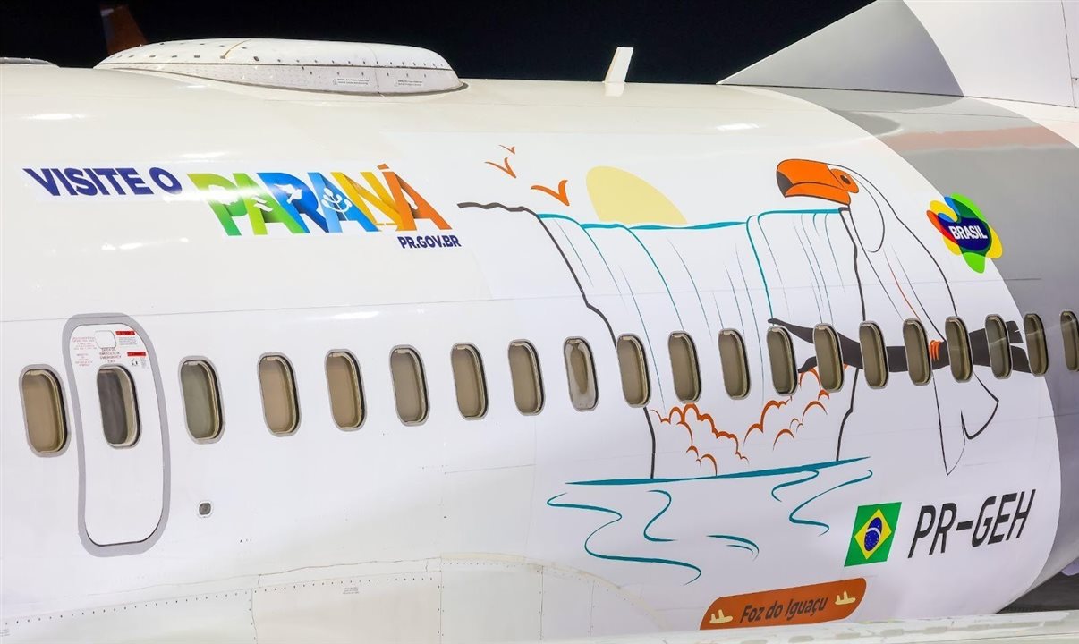 A aeronave da iniciativa Conheça o Brasil: Voando faz homenagem à cidade de Foz do Iguaçu e convida os passageiros a visitarem o estado do Paraná