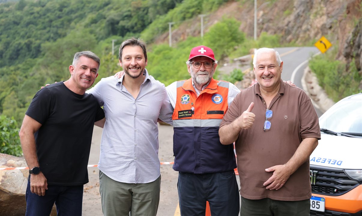 Maneco Hassen, da Secretaria para Apoio à Reconstrução do Rio Grande do Sul, Gilberto Cezar, prefeito de Canela, Wolnei Wolff Barreiros, secretário nacional de Proteção e Defesa Civil, e Gilberto Tegner, vice-prefeito de Canela