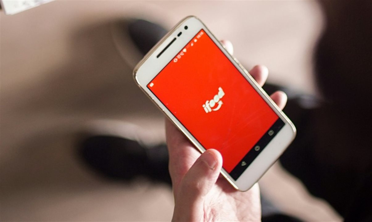 Ao vincular as contas iFood e Decolar, os assinantes recebem automaticamente um bônus de 2.500 pontos de boas-vindas no Passaporte Decolar