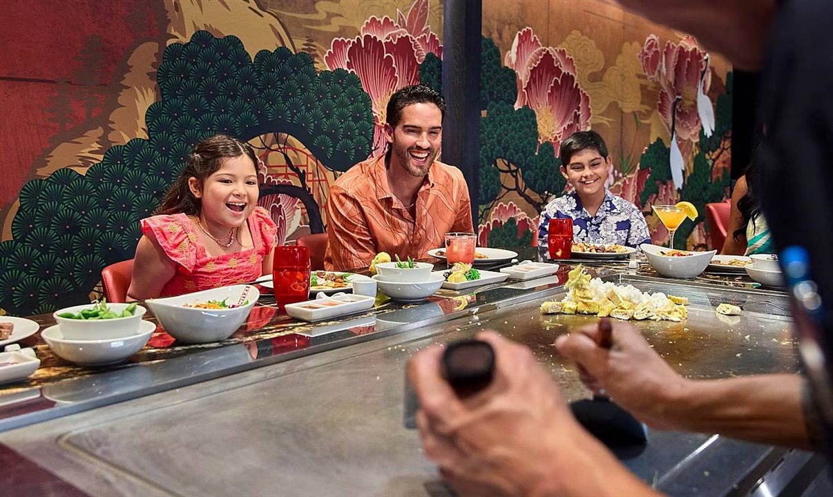 Chefs experientes transformam o preparo em espetáculo