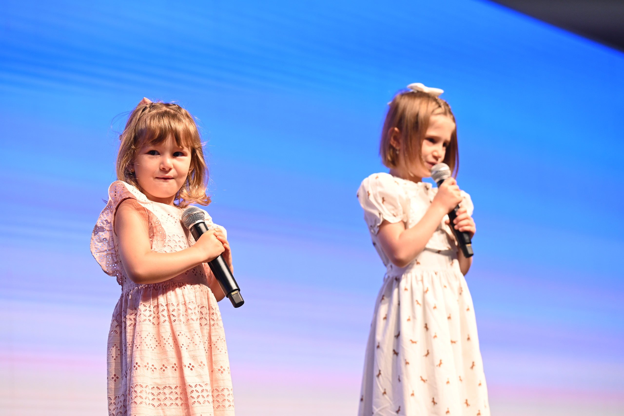 As pequenas Laura e Julia arrancaram suspiros do público antes de chamar o papai, o anfitrião e CEO da PANROTAS, José Guilherme Alcorta