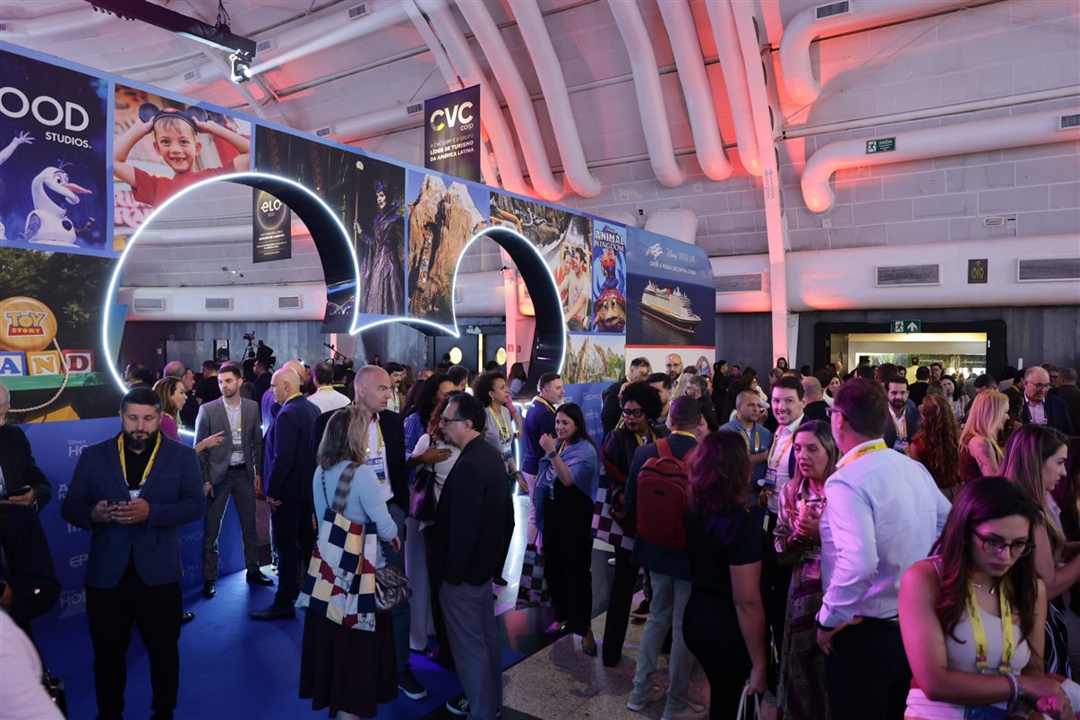 Golden Hall do WTC Events Center está cheio para um dia de muito conteúdo