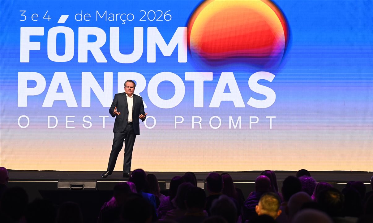 Jonas Marques, CEO das Farmácias Pague Menos no palco do Fórum PANROTAS 2026