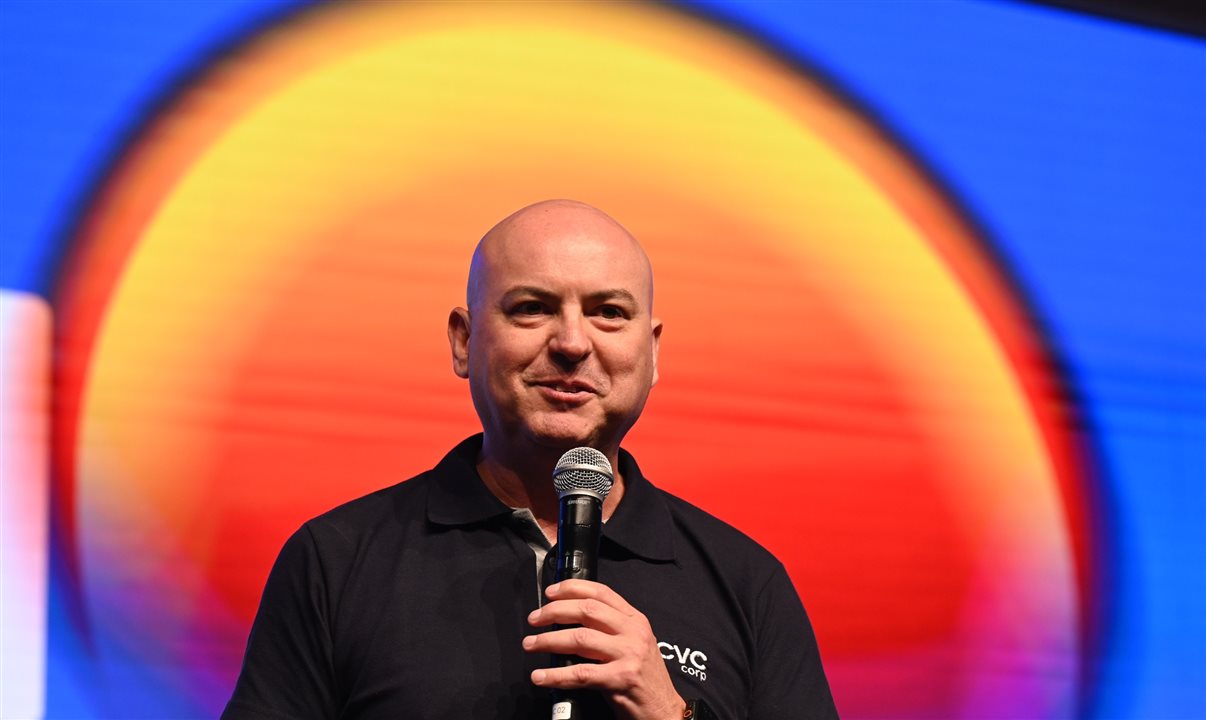 Fabio Mader, CEO da CVC Corp, no palco do Fórum PANROTAS 2026, sua primeira aparição em um grande evento desde que assumiu o cargo