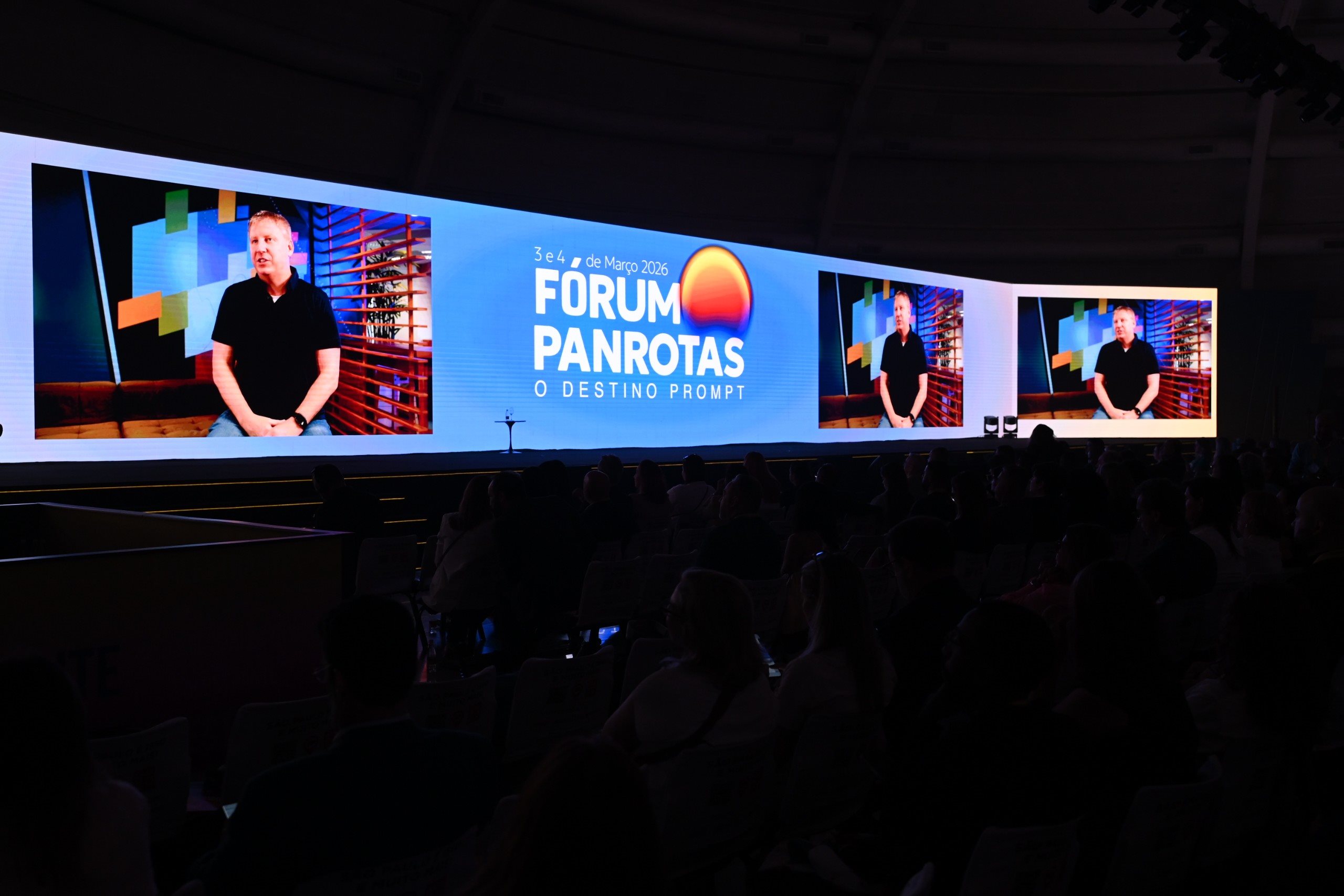 Transmissão do teaser do 50 anos de Turismo nas páginas da PANROTAS para uma plateia lotada