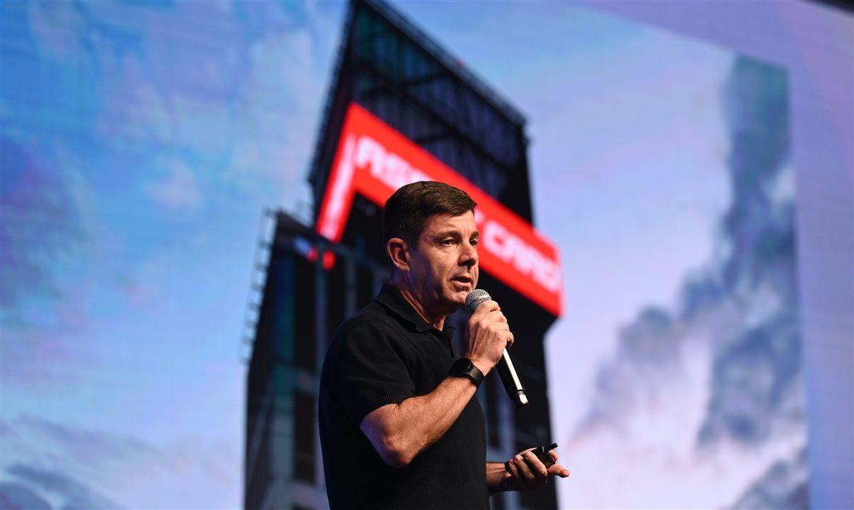 Alexandre Camargo, country manager da Assist Card no Brasil, no palco do Fórum PANROTAS