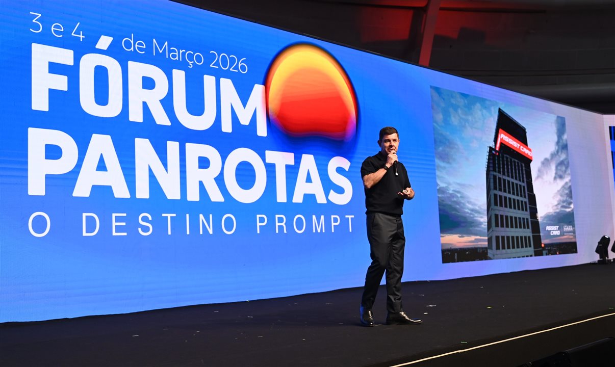 Alexandre Camargo, country manager da Assist Card no Brasil, no palco do Fórum PANROTAS