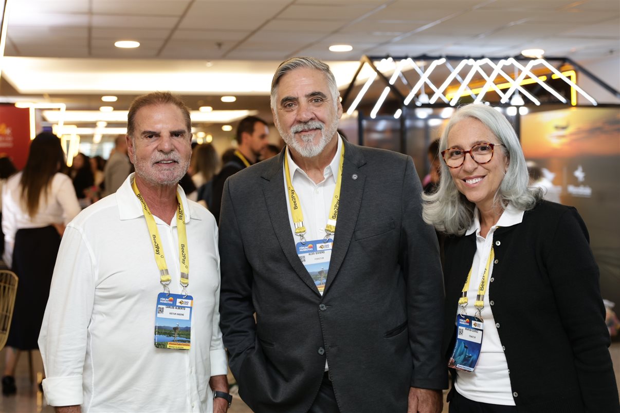 Carlos Alberto, da Voetur Viagens, com Aldo Siviero e Marisa Duriez, da Fenactur