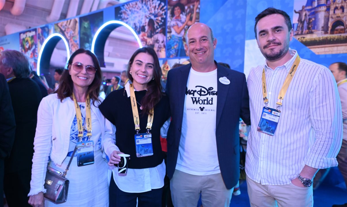 Luciane Morais e Julia Morais com Alexander Haim, da Disney Destinations, e Phelipe Toledo, da Azul Viagens