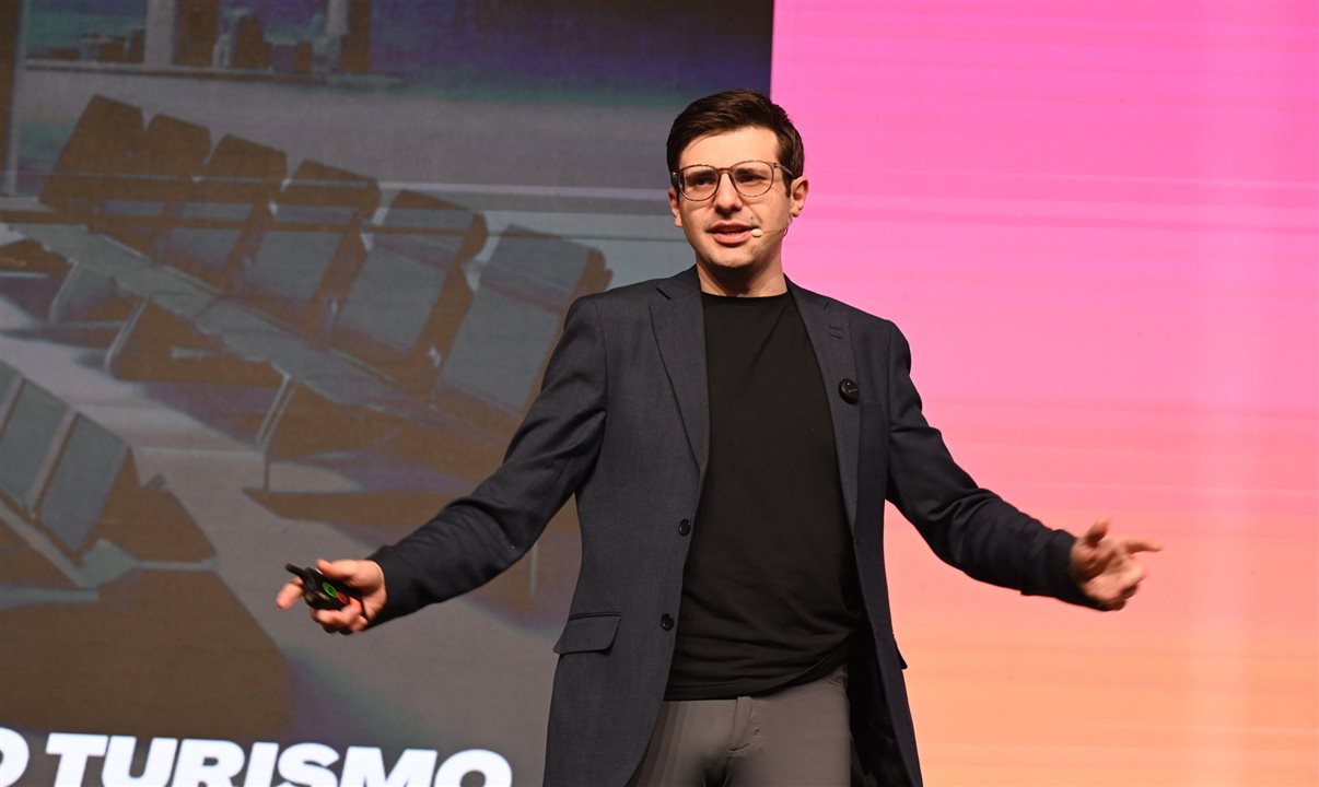 Gustavo Torrente, head B2B do Grupo Alun (Fiap, Alura e StartSe), destacou as mudanças da IA no Fórum PANROTAS