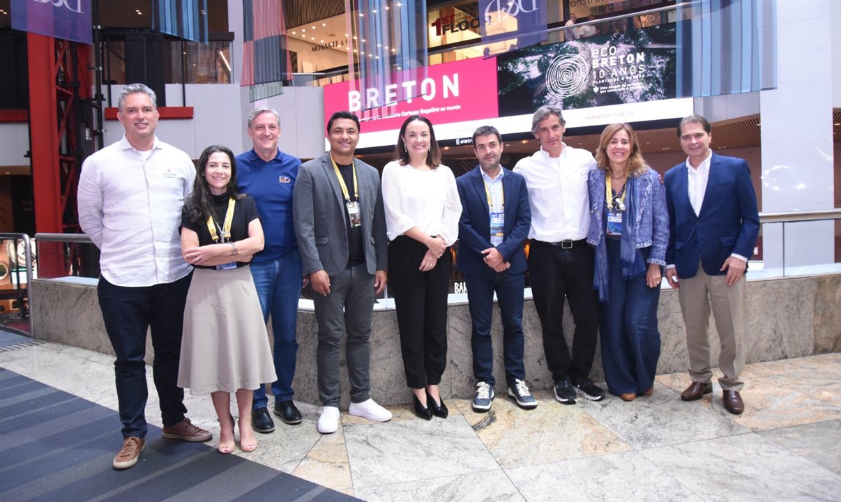 Murilo Pascoal (Beach Park), Izabel Reigada (Sindepat), Edilson Doubrawa (Beto Carrero), Yuri Benites ( Itaipu), Carolina Negri (Sindepat), Pablo Morbis,  presidente do Conselho do SINDEPAT,  Roger Ely (Grupo Playcenter ), Magaly Vieira (Sindepat) e Alain Baldacci (Wet n Wild)