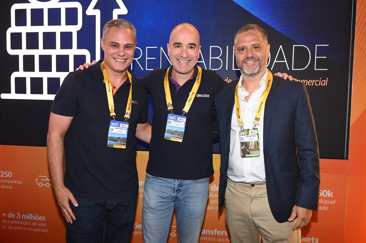 Renan Pinto, da Decolar, entre Marcio Nogueira e Juan Martorell, da HotelDO