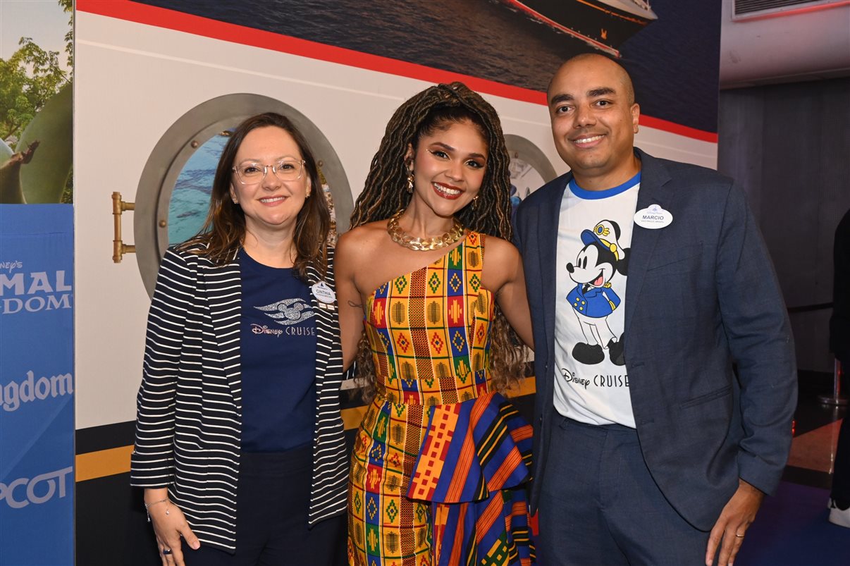 Cinthia Douglas, da Disney Destinations, a cantora Aline Serra, e Marcelo Cantelli, da Disney Cruise Line