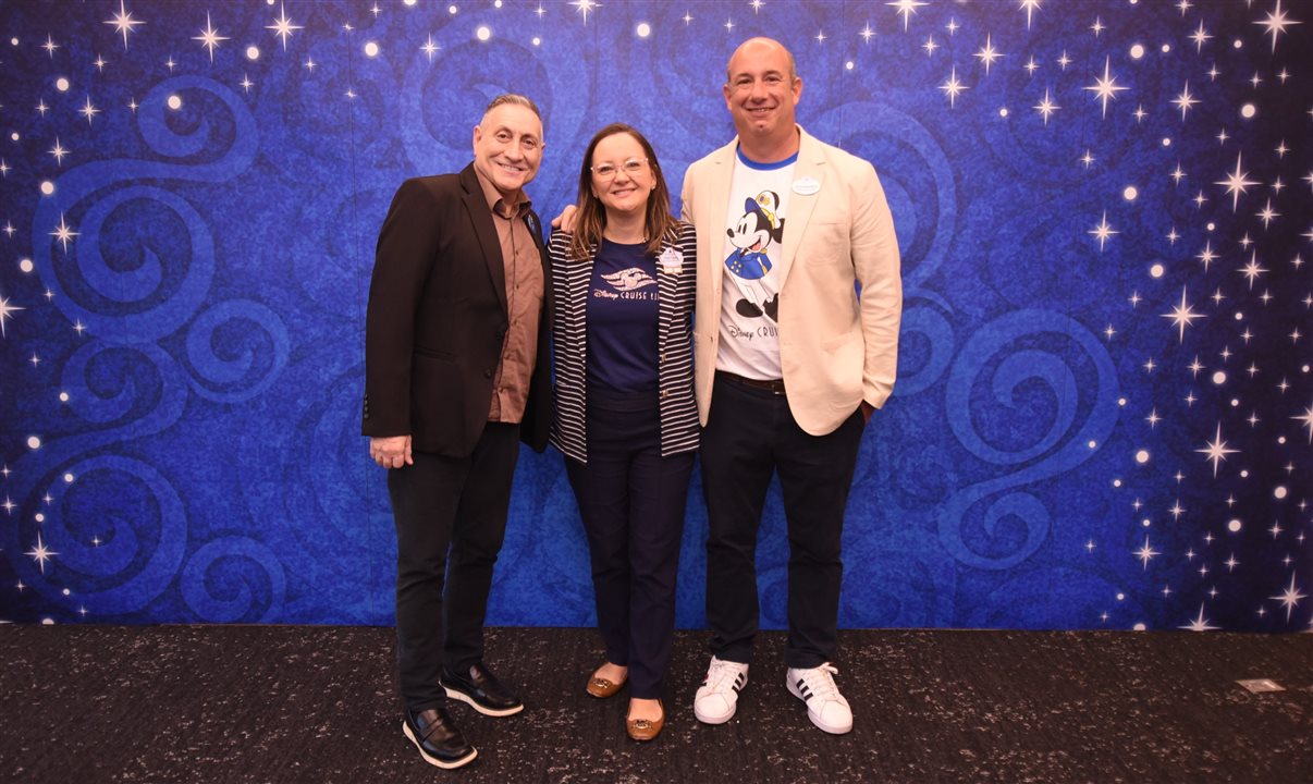Tom Vazzana, diretor de Desenvolvimento Criativo da Disney Live Entertainment para o Walt Disney World, ao lado de Cinthia Douglas e Alexander Haim