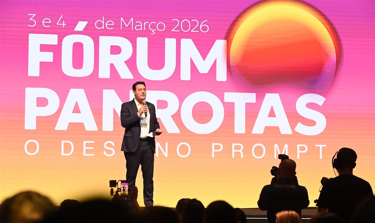 Ratinho Jr., governador do Paraná, no palco do Fórum PANROTAS 2026