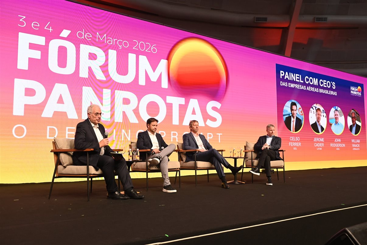 O jornalista William Waack com Celso Ferrer, Jerome Cadier e John Rodgerson no palco do Fórum PANROTAS 2026