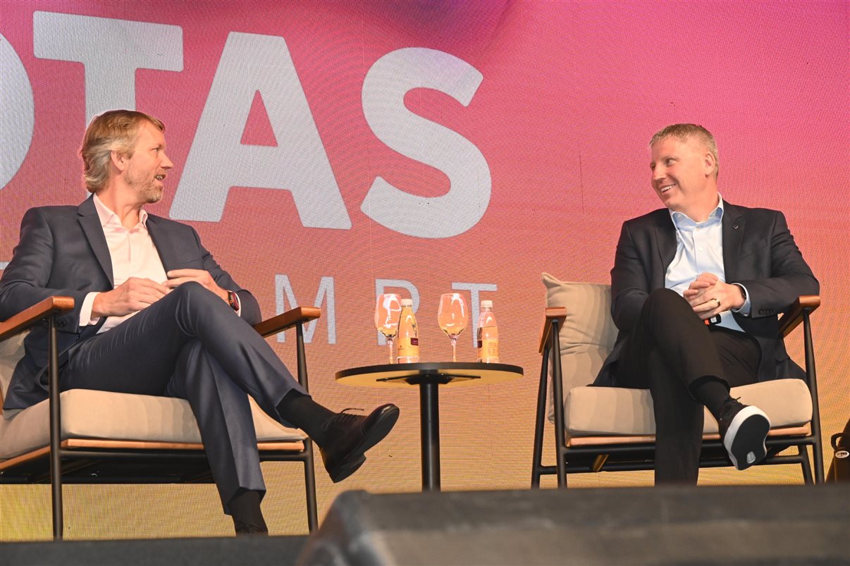 Jerome Cadier e John Rodgerson, CEOs de Latam e Azul: brincadeiras e trocas de farpas no palco do Fórum PANROTAS 2026