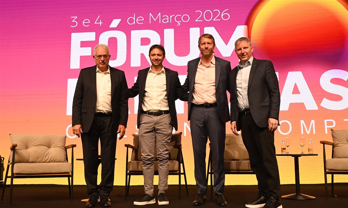 William Waack, mediador do painel, com Celso Ferrer (Gol), Jerome Cadier (Latam) e John Rodgerson (Azul)
