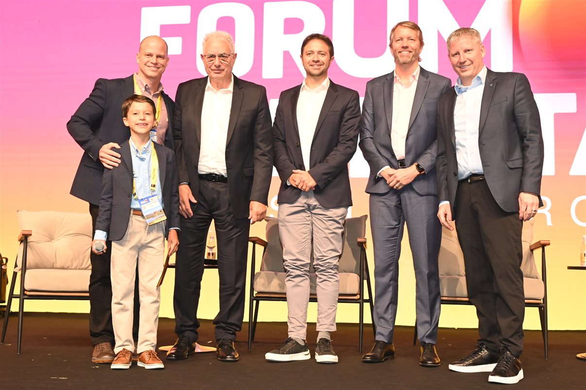 José Guilherme Alcorta, da PANROTAS, Willian Waack, Celso Ferrer, CEO da Gol, Jerome Cadier, CEO da Latam Brasil, e John Rodgerson, CEO da Azul
