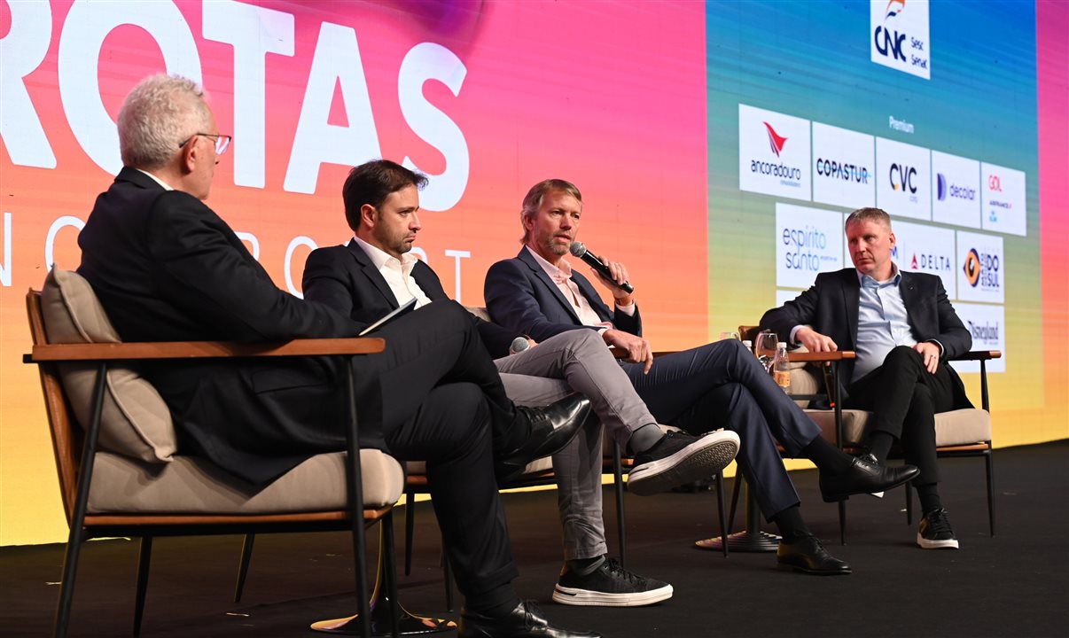 William Waack mediou painel com Celso Ferrer (Gol), Jerome Cadier (Latam Brasil) e John Rodgerson (Azul)
