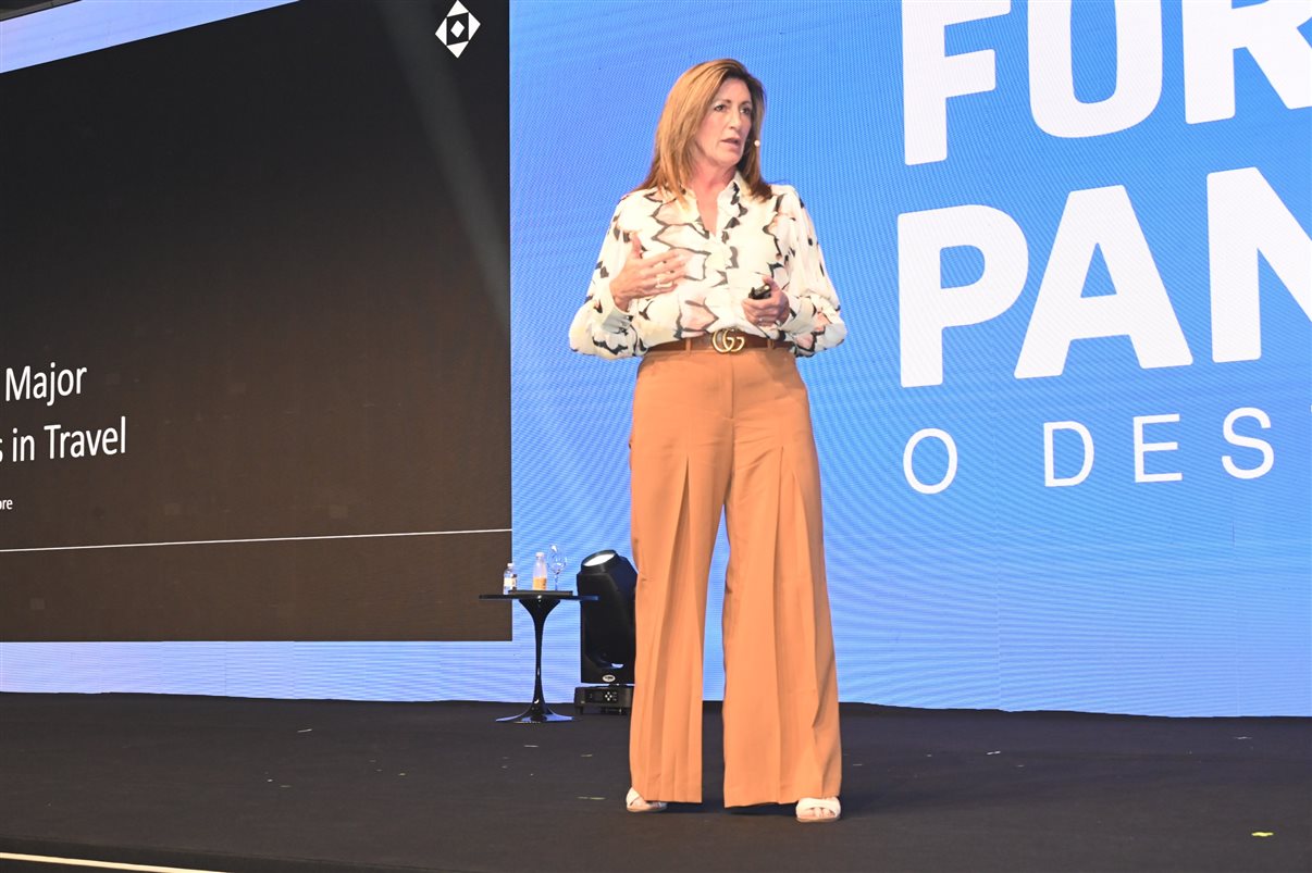 Kathy Morgan no palco do Fórum PANROTAS 2026