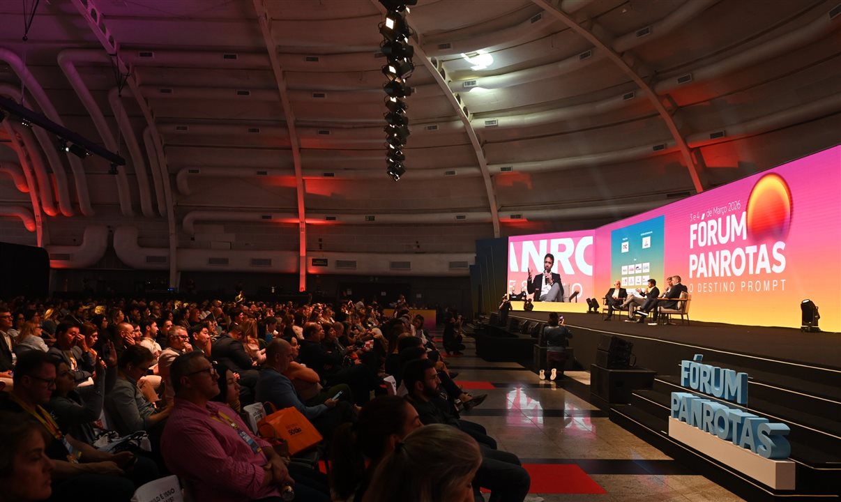 Auditório do Golden Hall lotado para o painel com os CEOs das companhias aéreas