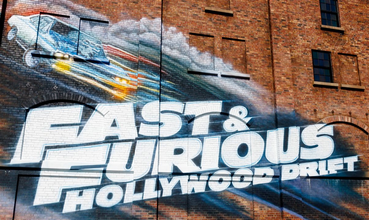 Dentro da plataforma de embarque, os veículos da atração estarão próximos a um enorme mural original criado pelo artista Tristan Eaton