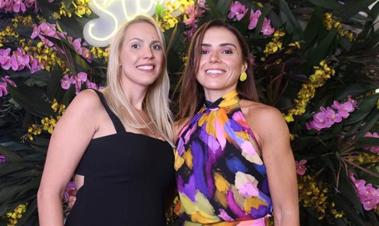 Beatriz Magalhães, diretora de Vendas e Marketing do Staybridge Suites, e Juliana Amaral, gerente geral do hotel