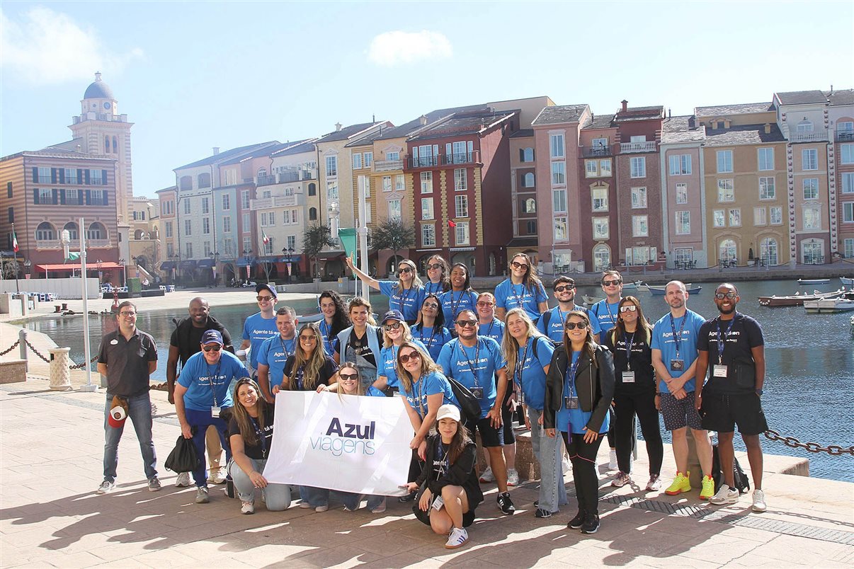 Grupo posa para foto na enseada do Loews Portofino Bay Hotel