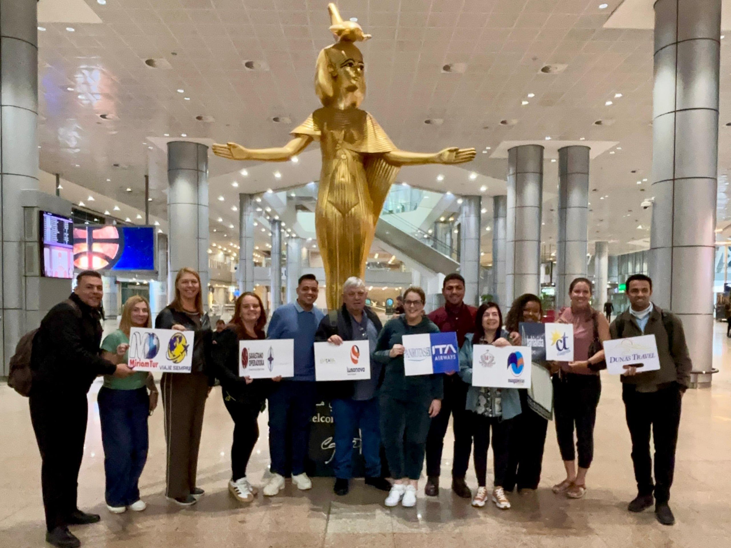 Grupo posa entre os representantes da Dunas Travel, no desembarque no Cairo