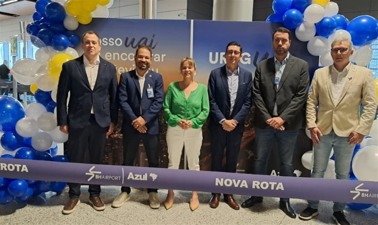 Autoridades acompanharam o voo inaugural