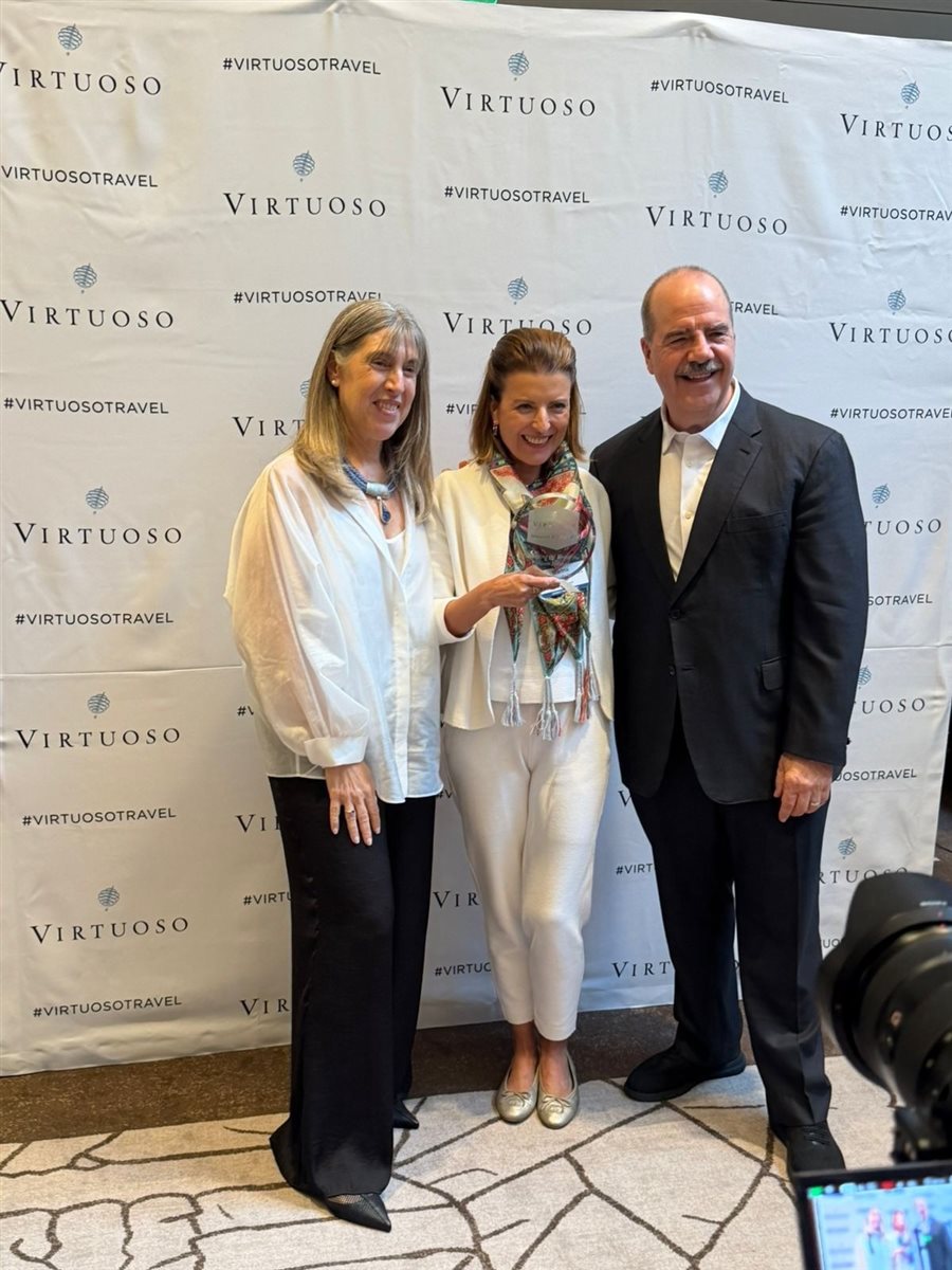 Marina Gouvêa, da Primetour, recebe premiação da Virtuoso em Lima, no Peru