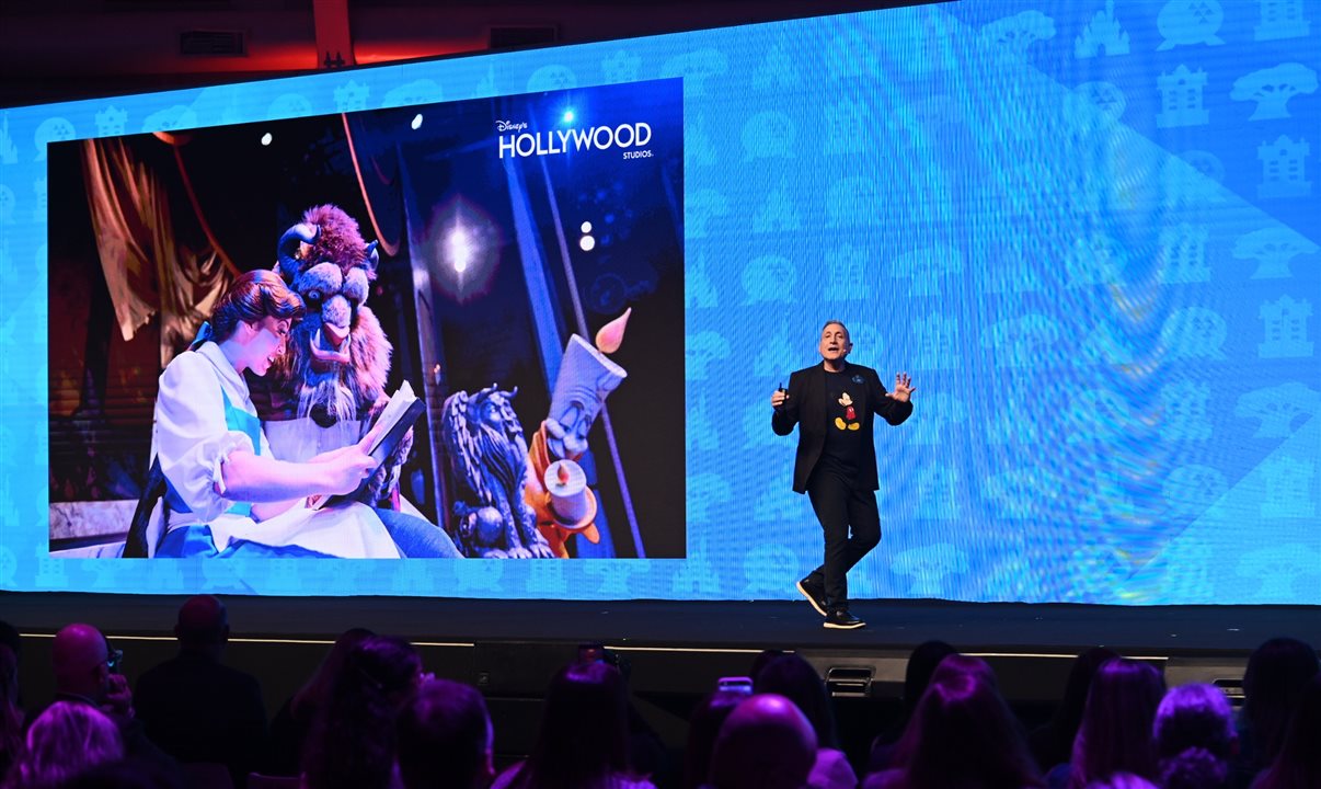 Tom Vazzana no palco do Fórum PANROTAS 2026