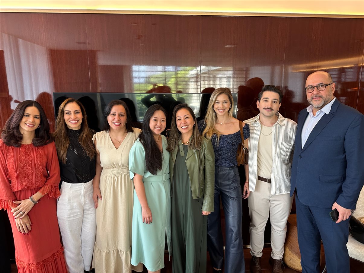 Carolina Miranda, do Rosewood São Paulo, Fernanda Barros Mendes e Roberta Andrade, da Primetour, Chris Momose, do Terminal BTG Pactual, Simone Okamoto e Vivi Passeri, da Primetour, Ricardo Gilber, da Marchi Travel, e Silvio Araujo, do Rosewood São Paulo