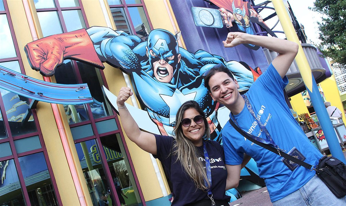 Patricia Gomes, da Azul Viagens, e Bruno Holanda, da Do It Travel, na Universal