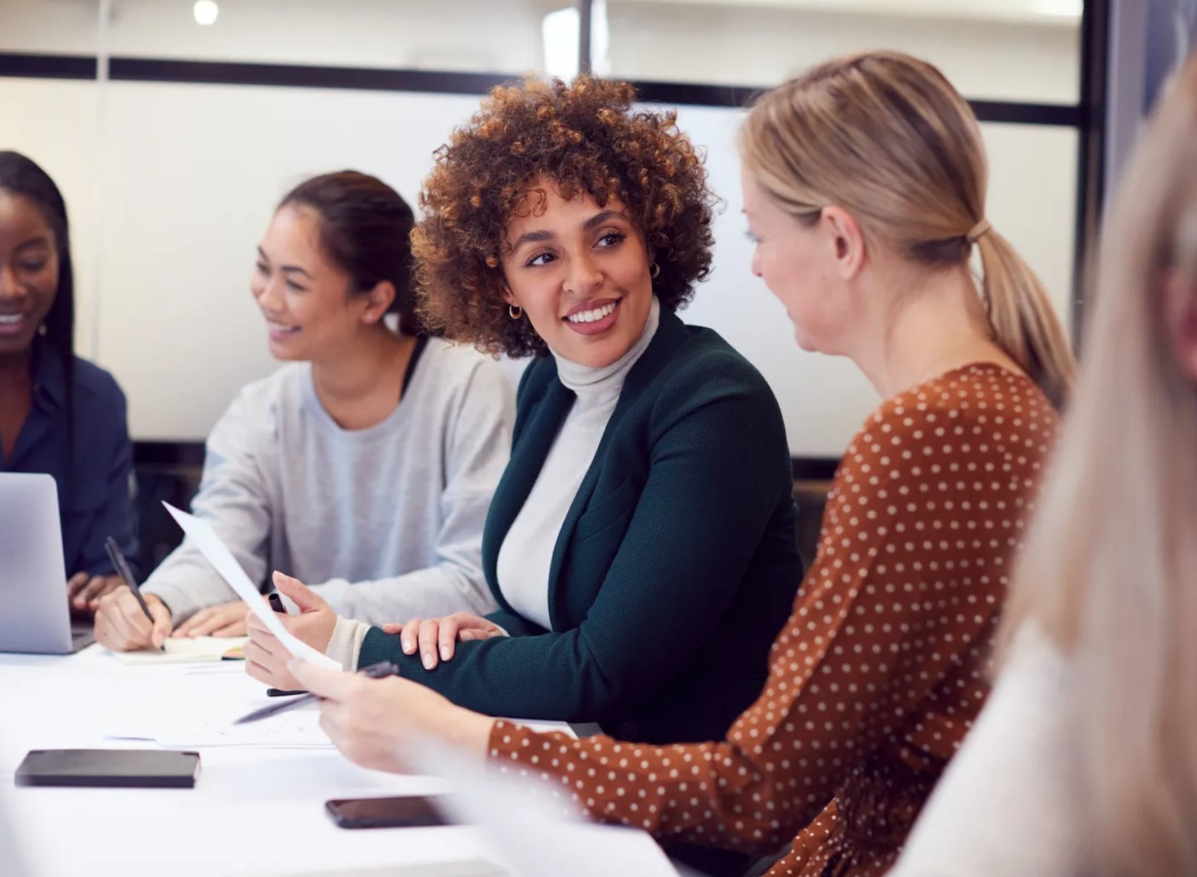 52 milhões de mulheres trabalhavam com Turismo em 2024