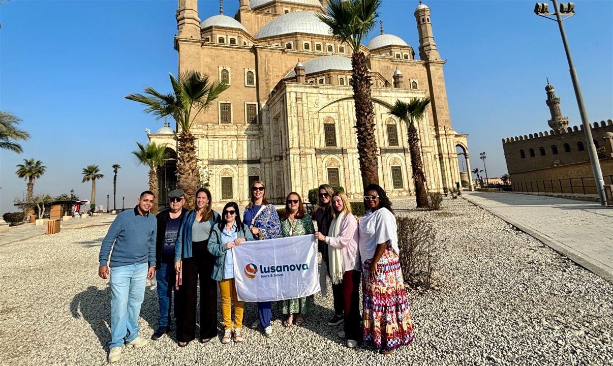 Em frente à Mesquista de Alabastro: Gabriel Mazorca, Luis Alves, Larissa Marinsalta, Silvana Pardini, Solange Vasconcelos, Monike Savastano,<br/>Amanda Gamero (Lusanova), Miriam Zanovello e Mila Nascimento