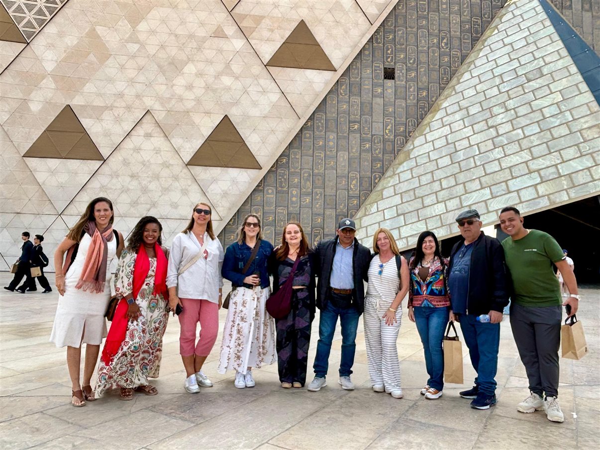 O grupo com o guia Mimo (ao centro) em frente ao Grande Museu Egípcio