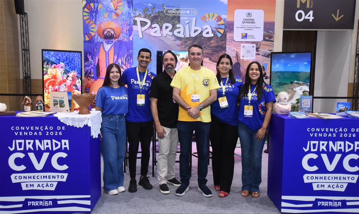 Os anfitriões do evento: Ferdinando Lucena, presidente da PBTur, entre Gabrielly Santos, Vinícius Daniel, Gustavo Vaz, Thayna Cesar e Raíssa Barbosa, da PBTur