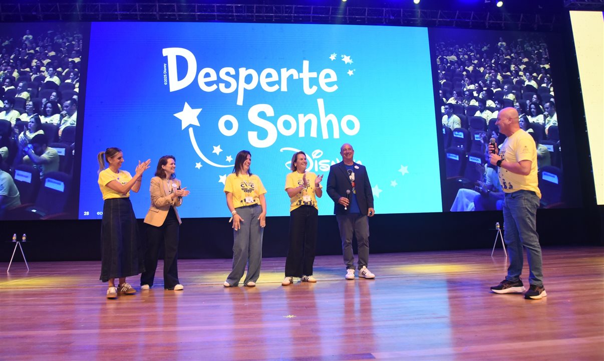 Fabio Mader, CEO da CVC Corp, no palco da Convenção junto da Disney