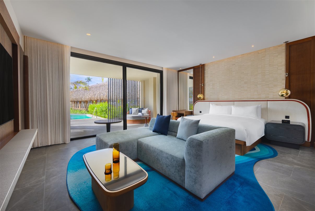 O resort tem 340 quartos e suítes estilosos, começando com áreas de 65 metros quadrados, todos com banheira e cama king size